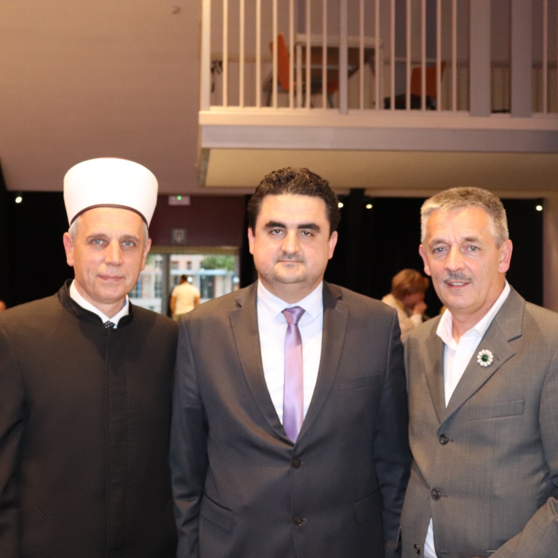 FOTO'S - EMB viert jubileum van moskee Gazi Husrev Beg mee 